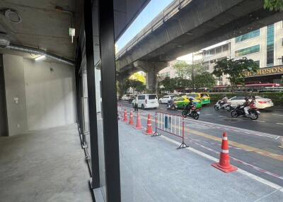 Retail Space for Rent in Khlong Toei Nuea