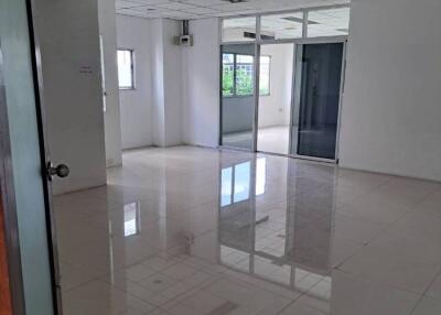 Commercial for Rent in Khlong Tan Nuea