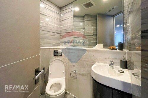 Luxurious Western-style 3-Bed Condo, 10 Mins Walk to Promphong BTS