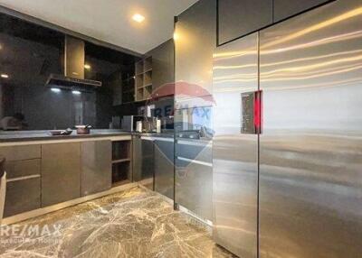 Luxurious Western-style 3-Bed Condo, 10 Mins Walk to Promphong BTS