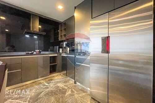 Luxurious Western-style 3-Bed Condo, 10 Mins Walk to Promphong BTS