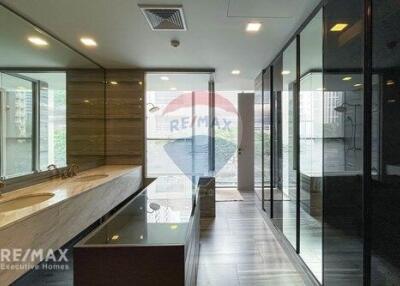 Luxurious Western-style 3-Bed Condo, 10 Mins Walk to Promphong BTS