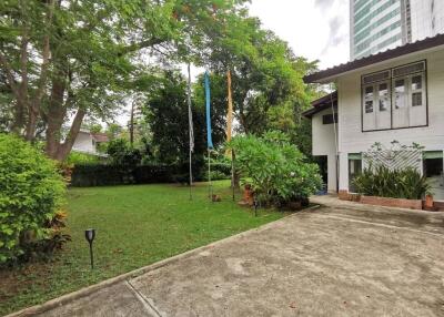 Garden with lawn and surrounding greenery