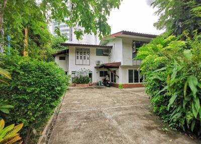 Exterior view of a residential house with driveway