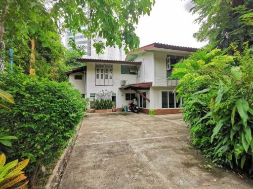 Exterior view of a residential house with driveway