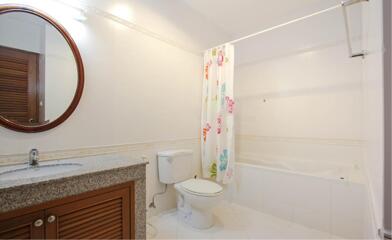 bathroom with sink, toilet, and bathtub