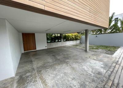 Spacious carport with modern design