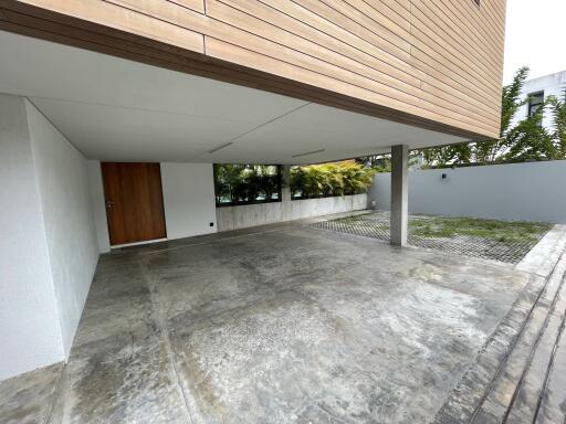 Spacious carport with modern design