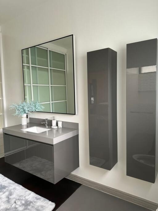 Modern bathroom with wall-mounted vanity and large mirror