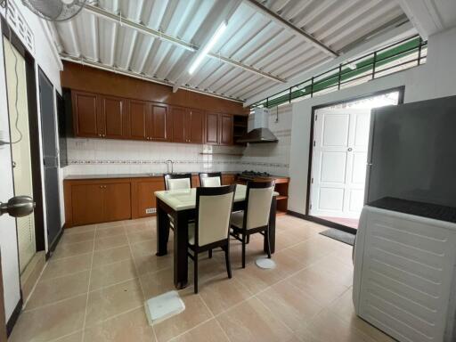 Modern kitchen with dining area