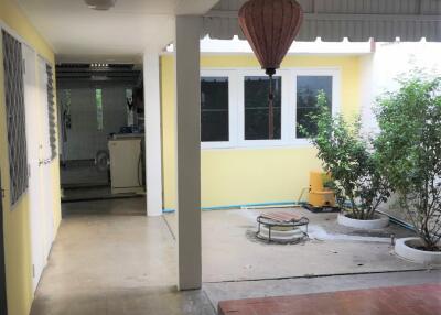 Courtyard with plants and outdoor seating