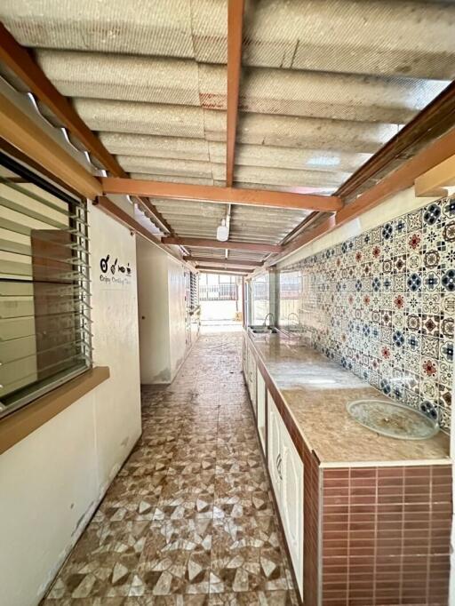 Outdoor kitchen area with tiled countertop