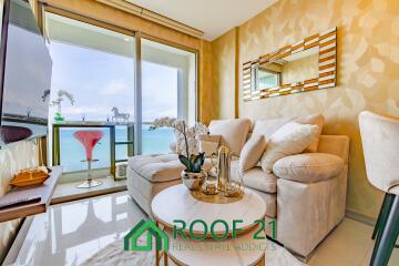 Chic 35 sqm Seaview Retreat: 37th Floor Living with Designer Elegance