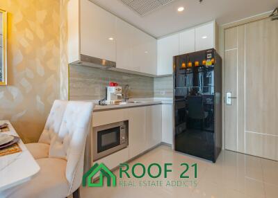 Exquisite 47 sqm Seaview Residence: 29th Floor Elegance with Custom-Built Furnishings