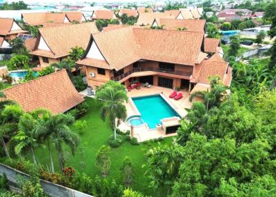 Large single house with large private pool for sale