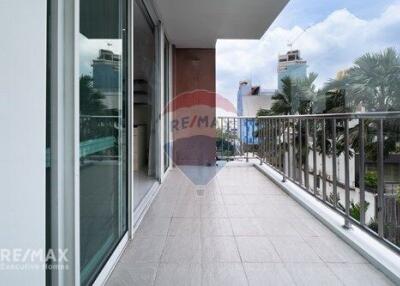 New Condo in the Heart of Watthana, 7 Mins Walk to BTS Ekkamai