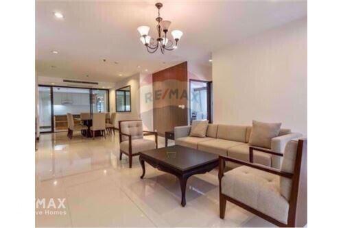 Spacious 2 Bed Condo for Rent in Sukhumvit 63, Bangkok: Ready for Immediate Move-in!