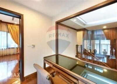 Detached Single House with 5 Bedrooms in Nice Sathorn Compound for Rent