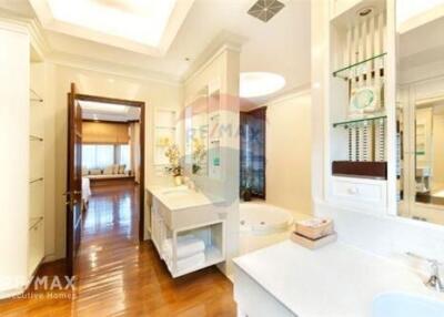 Detached Single House with 5 Bedrooms in Nice Sathorn Compound for Rent