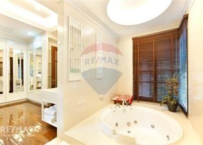 Detached Single House with 5 Bedrooms in Nice Sathorn Compound for Rent