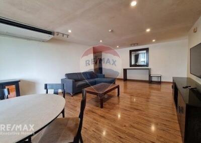 Pet-Friendly 2BR Condo with Urban Oasis Vibe, 17 Mins Walk to BTS Phrom Phong