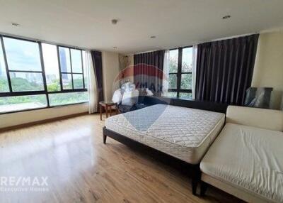 Pet-Friendly 2BR Condo with Urban Oasis Vibe, 17 Mins Walk to BTS Phrom Phong