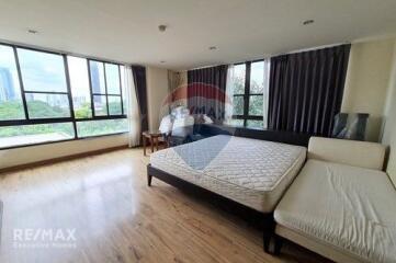 Pet-Friendly 2BR Condo with Urban Oasis Vibe, 17 Mins Walk to BTS Phrom Phong