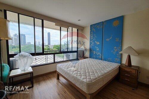 Pet-Friendly 2BR Condo with Urban Oasis Vibe, 17 Mins Walk to BTS Phrom Phong