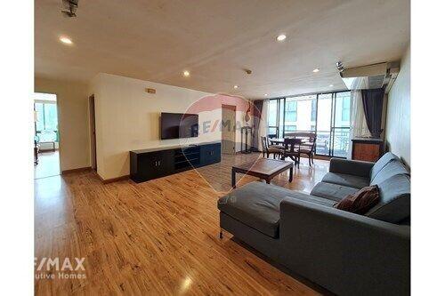 Pet-Friendly 2BR Condo with Urban Oasis Vibe, 17 Mins Walk to BTS Phrom Phong