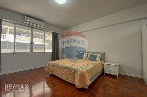 Spacious 3 Bed Condo for Rent near BTS Phrompong in Sukhumvit 24