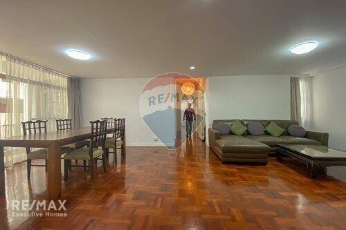 Spacious 3 Bed Condo for Rent near BTS Phrompong in Sukhumvit 24