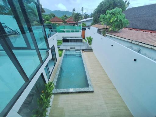 Above view of a residential swimming pool and backyard area