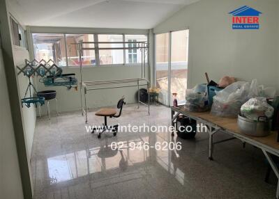 Utility room with washing area and storage space