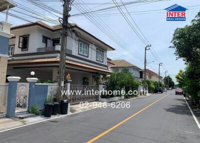 Street view of residential houses