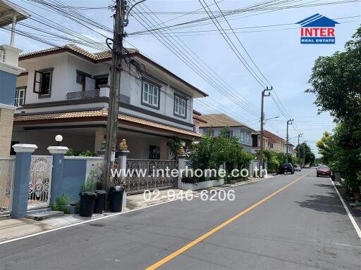 Street view of residential houses