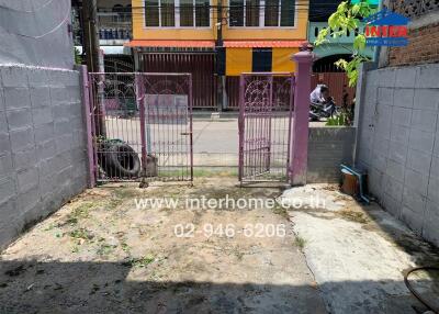 front yard with gate and paved flooring