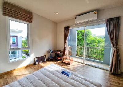 Bedroom with air conditioning and balcony