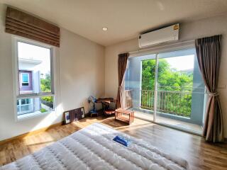 Bedroom with air conditioning and balcony