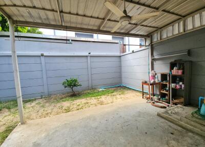 Covered outdoor patio with ceiling fan