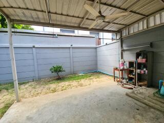 Covered outdoor patio with ceiling fan