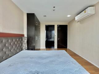 Bedroom with double bed, built-in wardrobe, and air conditioning