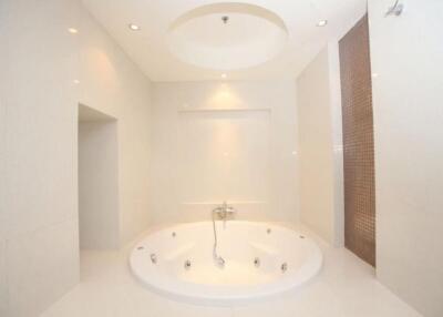 Bathroom with round bathtub