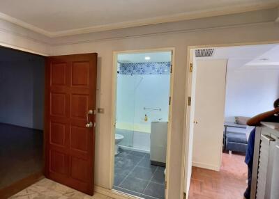 Entrance area with view of bathroom and living space