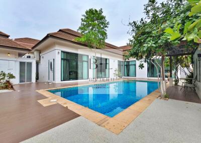 Exterior view of a modern house with swimming pool