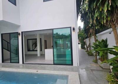 Newly Renovated 4-Bedroom Villa In Saiyuan. Rawai