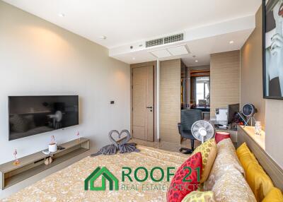 Spacious 2-Bedroom Corner Unit on the Highest Floor with Sea View & Balcony Jacuzzi—Steps from Jomtien Beach!