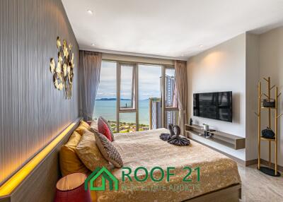 Spacious 2-Bedroom Corner Unit on the Highest Floor with Sea View & Balcony Jacuzzi—Steps from Jomtien Beach!