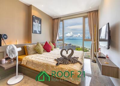 Spacious 2-Bedroom Corner Unit on the Highest Floor with Sea View & Balcony Jacuzzi—Steps from Jomtien Beach!