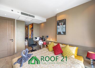 Spacious 2-Bedroom Corner Unit on the Highest Floor with Sea View & Balcony Jacuzzi—Steps from Jomtien Beach!