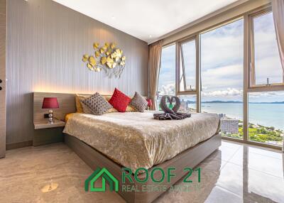 Spacious 2-Bedroom Corner Unit on the Highest Floor with Sea View & Balcony Jacuzzi—Steps from Jomtien Beach!